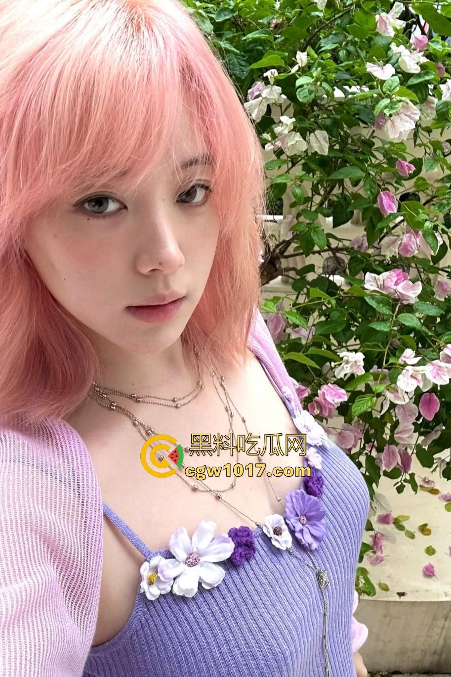 痴女女友想吃鸡巴被迫染粉毛，你别说染发了还挺骚的，调皮脸蛋跪地像狗口交深喉，B毛剃了一半像个小日本！  第1张