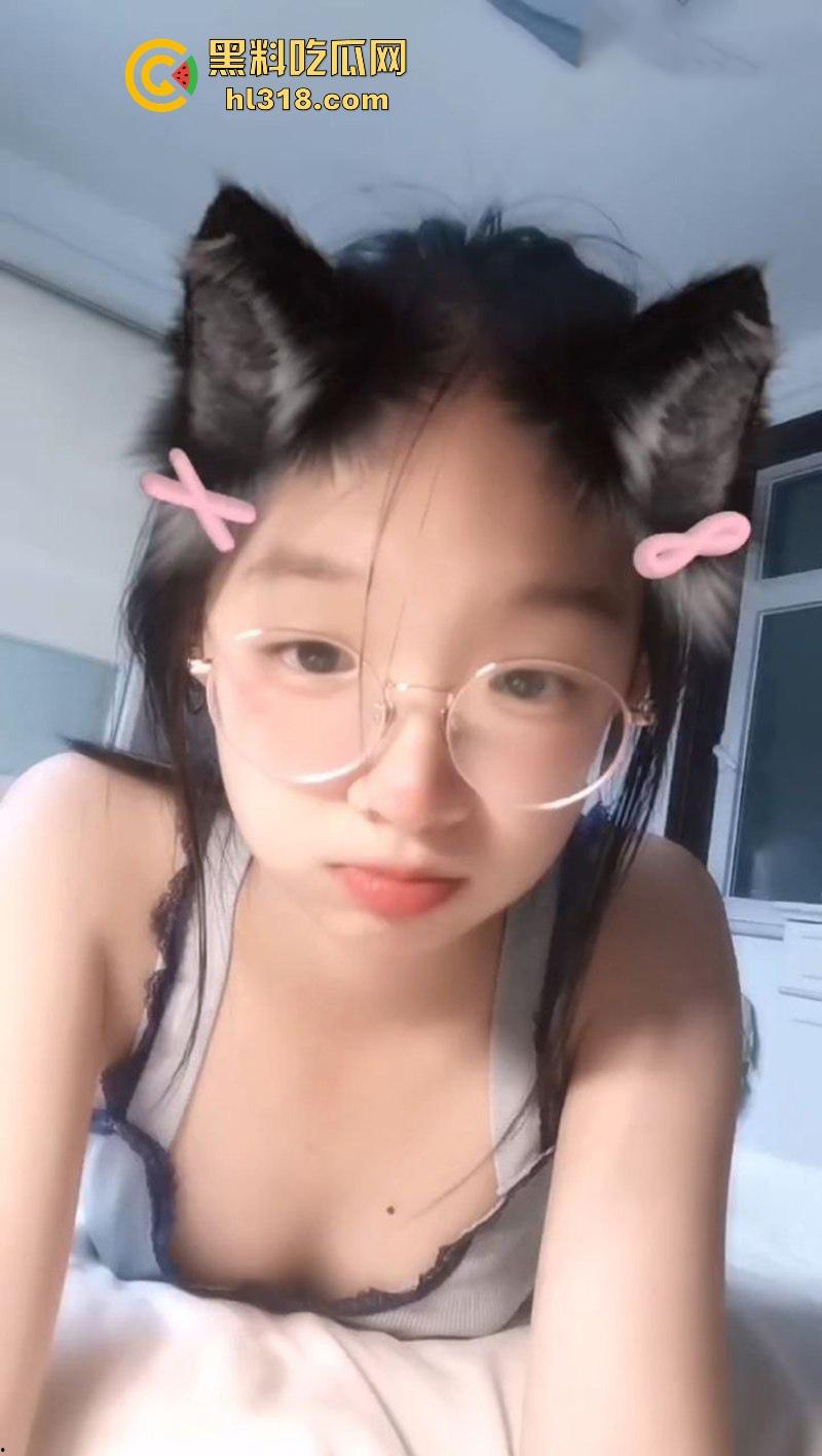 广西职业学院眼镜妹【江洁怡】自慰视频曝光，清纯嫩妹化身反差小骚逼，摸奶露穴淫荡诱惑，嫩出水了！  第3张