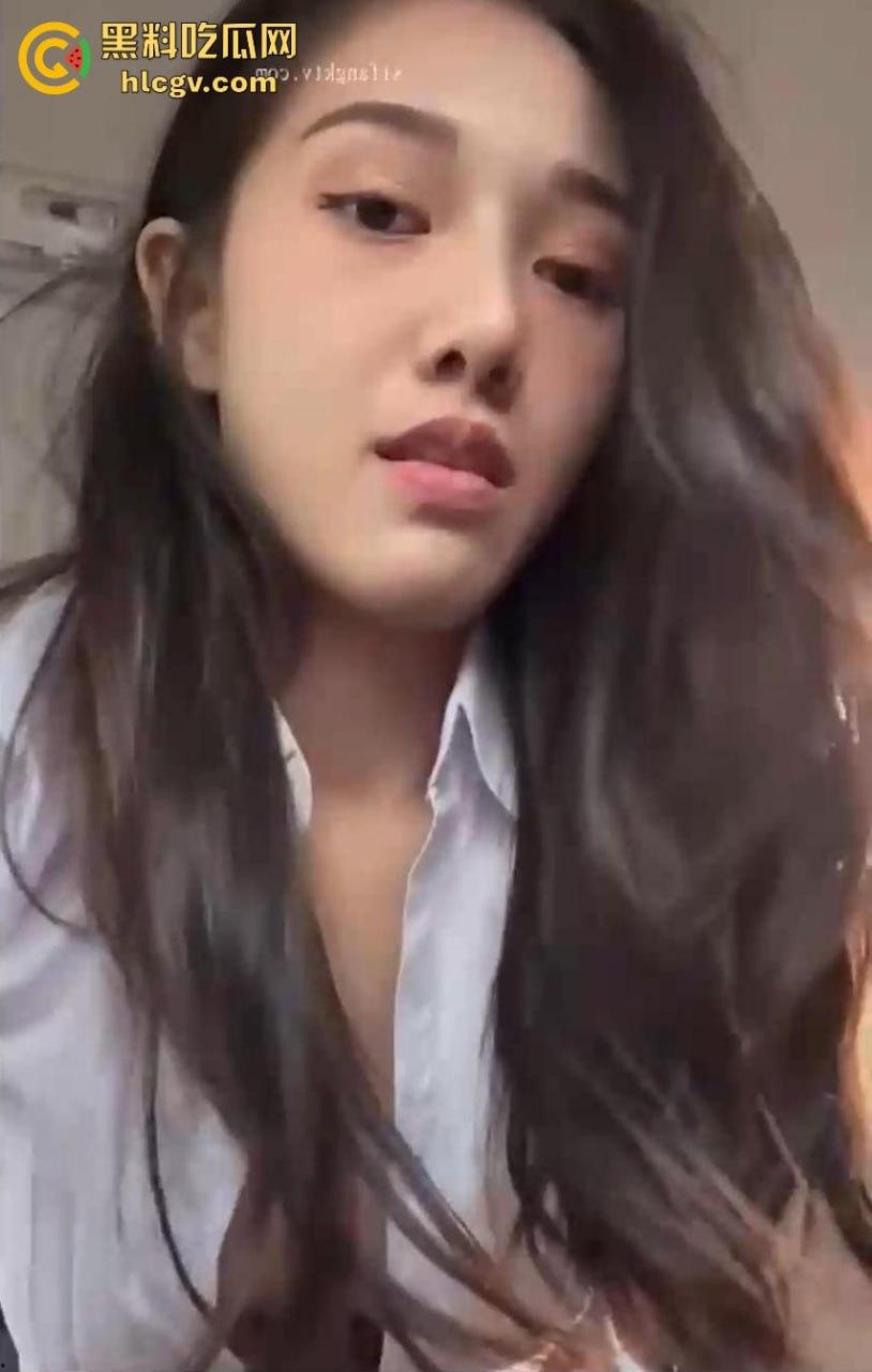 成都师范泰国留学生户外车震！23岁辣妹『莱慕尔』车里不够爽直接下车草堆打野炮，男友炫耀曝光！  第2张