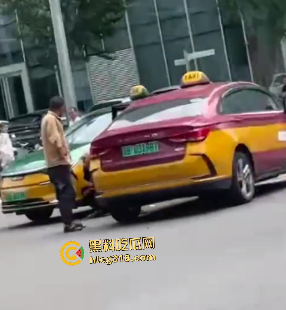 北京天街路口出租车司机撞车起冲突！棕衣司机刀捅黑衣司机直接倒地，天子脚下犯法直接打电话自首！  第1张