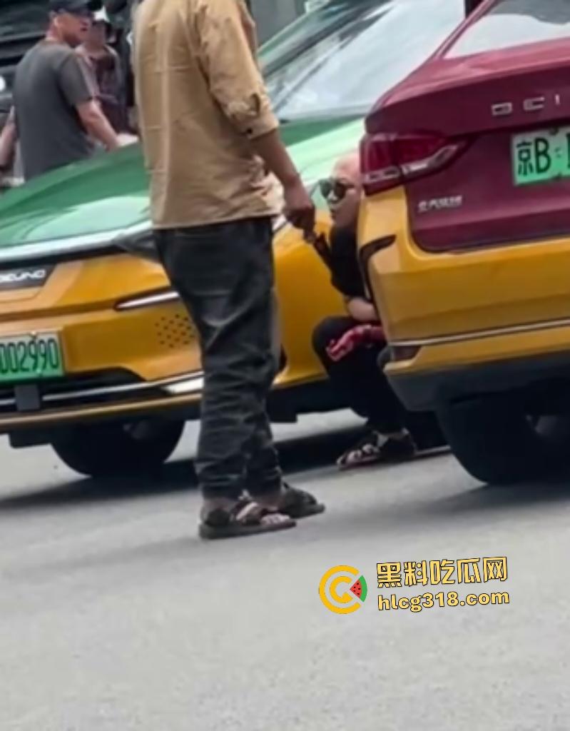 北京天街路口出租车司机撞车起冲突！棕衣司机刀捅黑衣司机直接倒地，天子脚下犯法直接打电话自首！  第3张