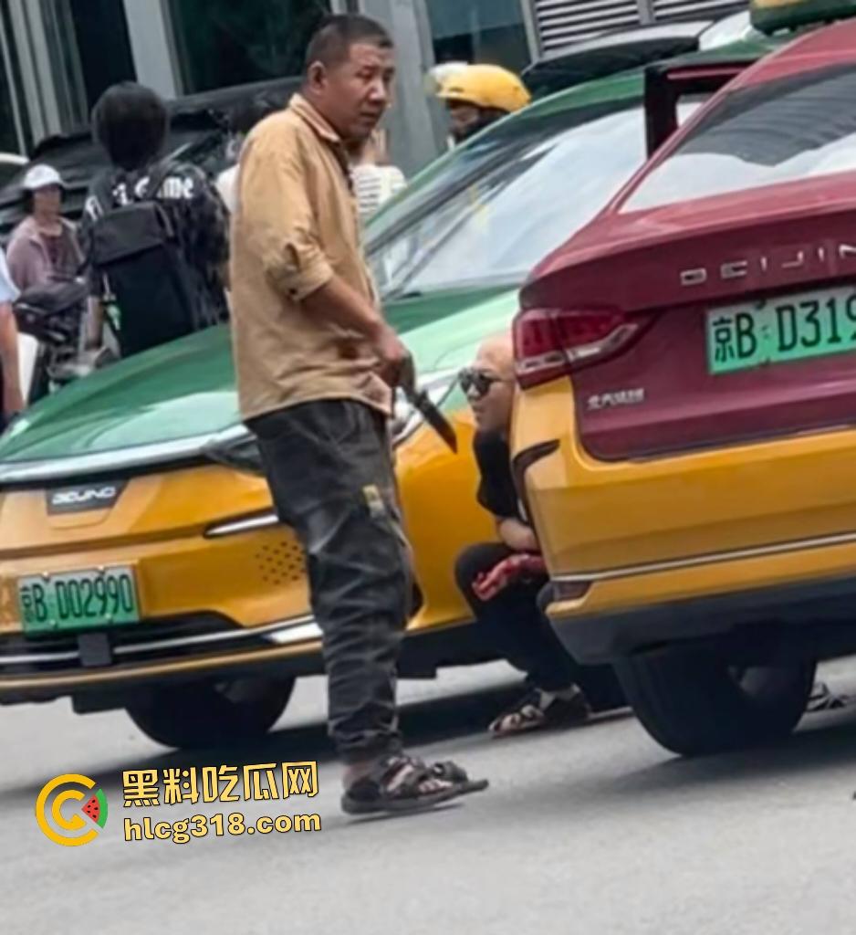 北京天街路口出租车司机撞车起冲突！棕衣司机刀捅黑衣司机直接倒地，天子脚下犯法直接打电话自首！  第4张