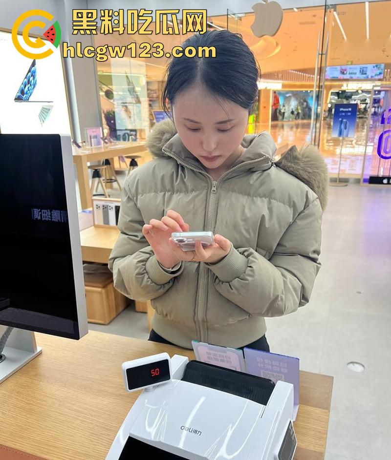 四川大胆小叔操黑丝军嫂，趁哥哥人在部队和嫂子乱伦，还穿开裆黑丝令人咋舌，性爱自拍流出！  第2张