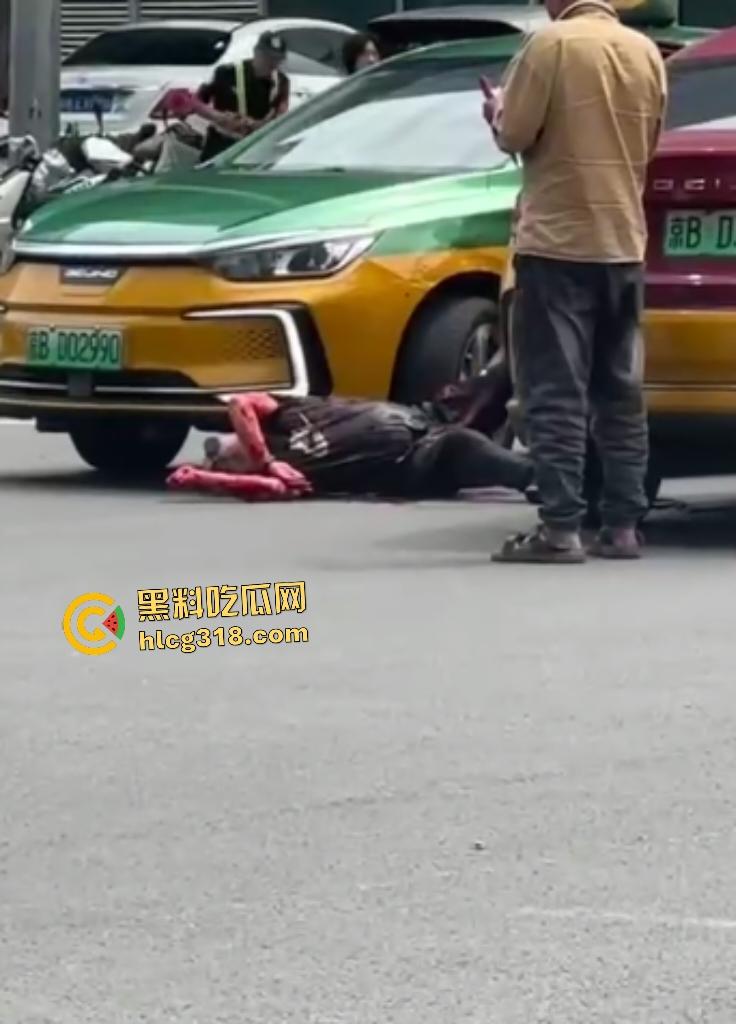 北京天街路口出租车司机撞车起冲突！棕衣司机刀捅黑衣司机直接倒地，天子脚下犯法直接打电话自首！  第5张