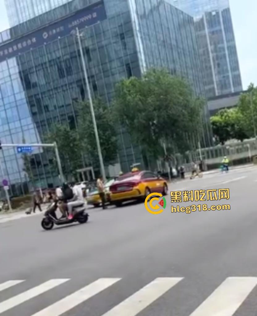 北京天街路口出租车司机撞车起冲突！棕衣司机刀捅黑衣司机直接倒地，天子脚下犯法直接打电话自首！  第6张
