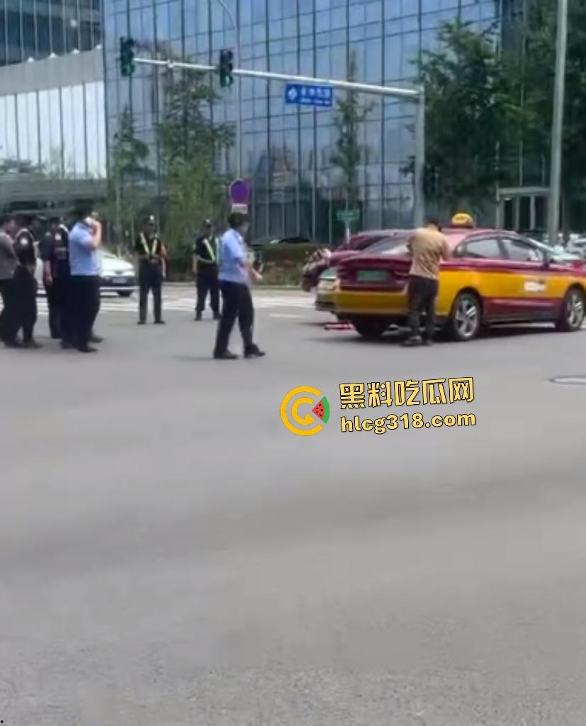 北京天街路口出租车司机撞车起冲突！棕衣司机刀捅黑衣司机直接倒地，天子脚下犯法直接打电话自首！  第7张