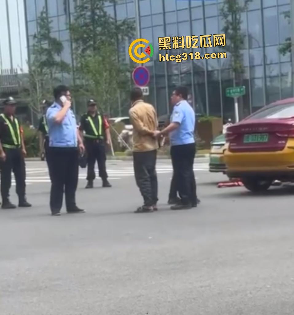 北京天街路口出租车司机撞车起冲突！棕衣司机刀捅黑衣司机直接倒地，天子脚下犯法直接打电话自首！  第8张