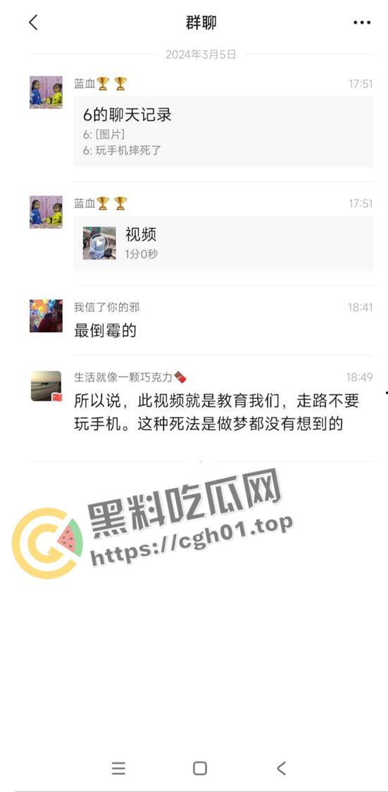 成都地铁女低头看手机不看路在楼梯栽下摔死 脑袋摔开瓢了 现场血腥画面流出  第2张