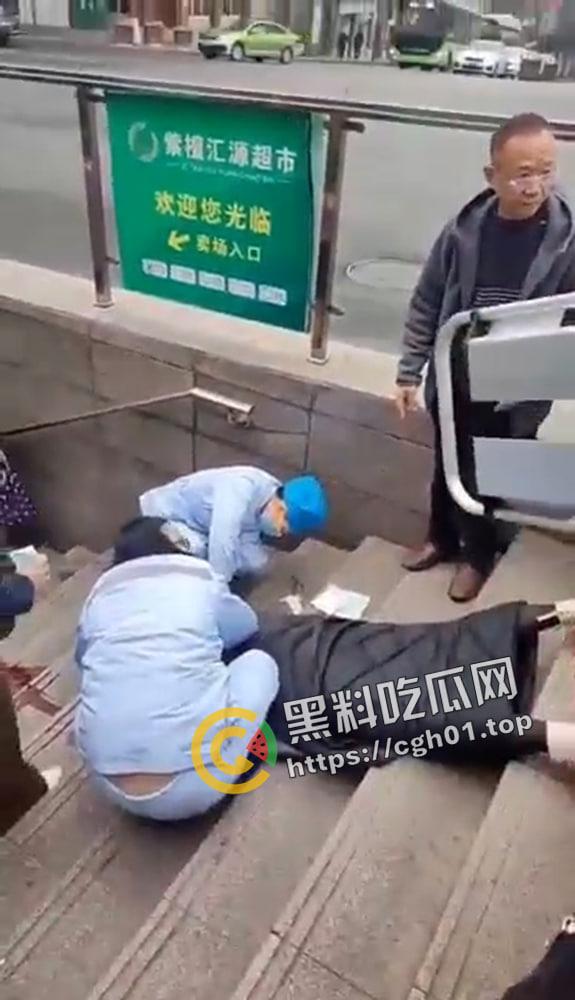 成都地铁女低头看手机不看路在楼梯栽下摔死 脑袋摔开瓢了 现场血腥画面流出  第4张