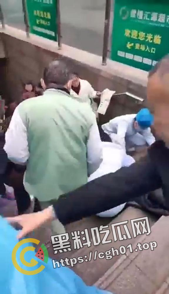 成都地铁女低头看手机不看路在楼梯栽下摔死 脑袋摔开瓢了 现场血腥画面流出  第5张