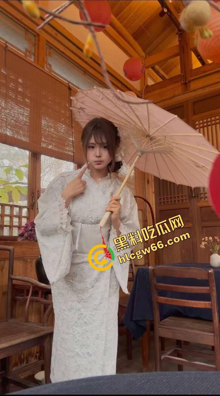 凯迪拉克车友群骚货女车主直播撅奶撩骚，给凯雷德大哥视频看红内裤，车主群里全员吃精吃疯了！  第2张