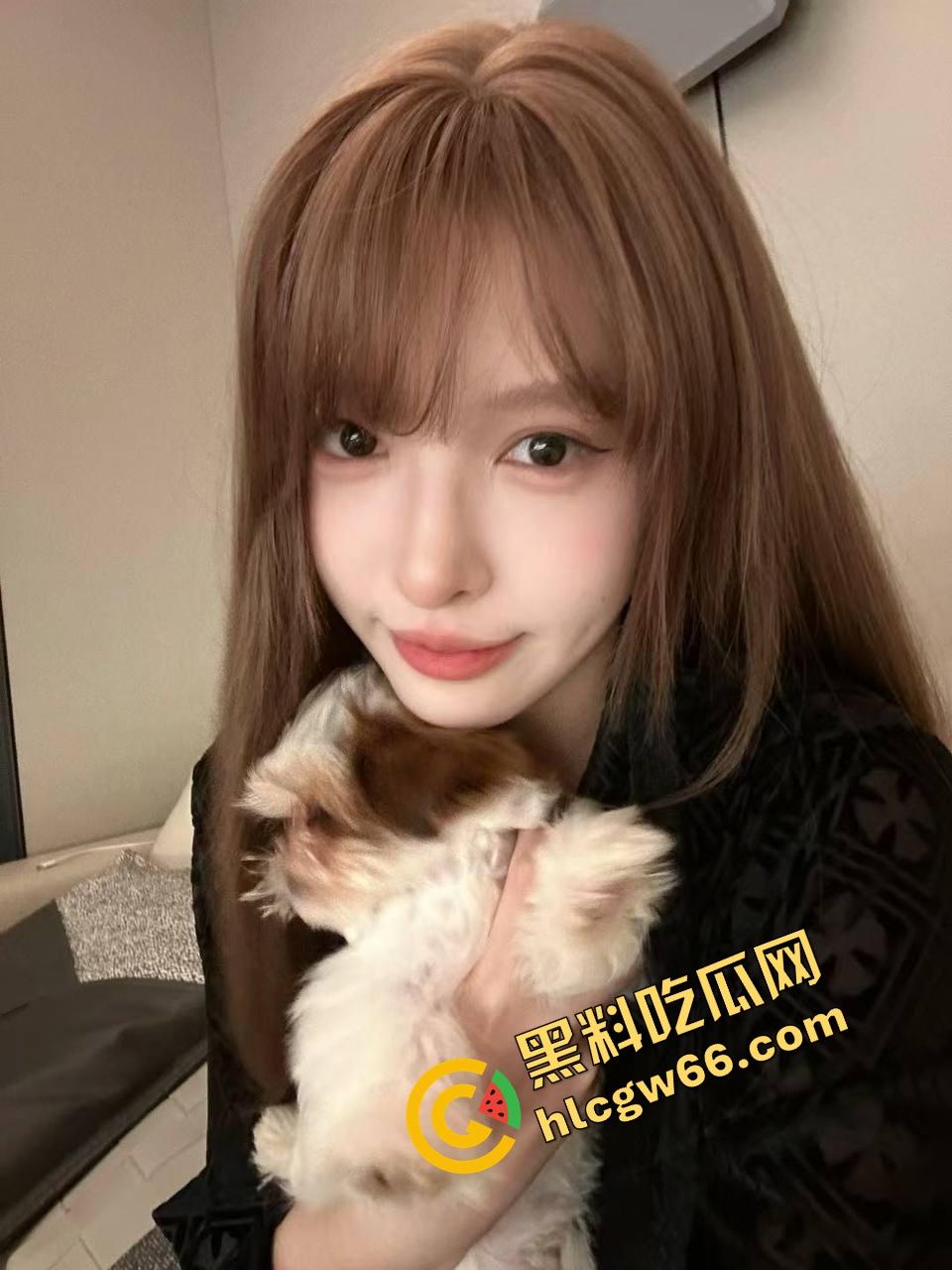 凯迪拉克车友群骚货女车主直播撅奶撩骚，给凯雷德大哥视频看红内裤，车主群里全员吃精吃疯了！  第3张