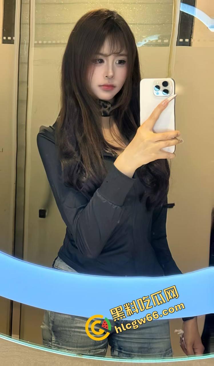 凯迪拉克车友群骚货女车主直播撅奶撩骚，给凯雷德大哥视频看红内裤，车主群里全员吃精吃疯了！  第4张