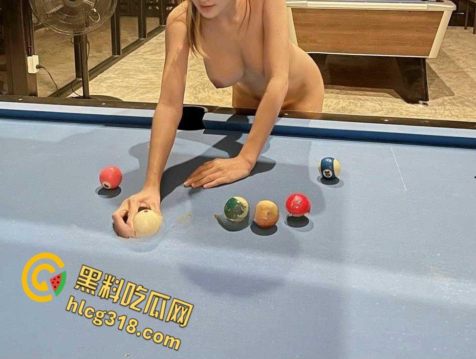 天津36E巨乳嫩模，全裸陪玩度假打台球，巨乳到处晃，被金主爸爸按在台球桌上后入爆操！  第5张