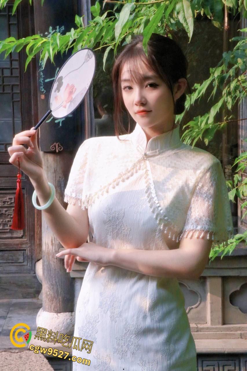 杭州清纯嫩妹【吴雨萌】，废物男友想上却硬不起来，细狗疲软只能脖子种草莓，好逼又被糟蹋了 !  第1张