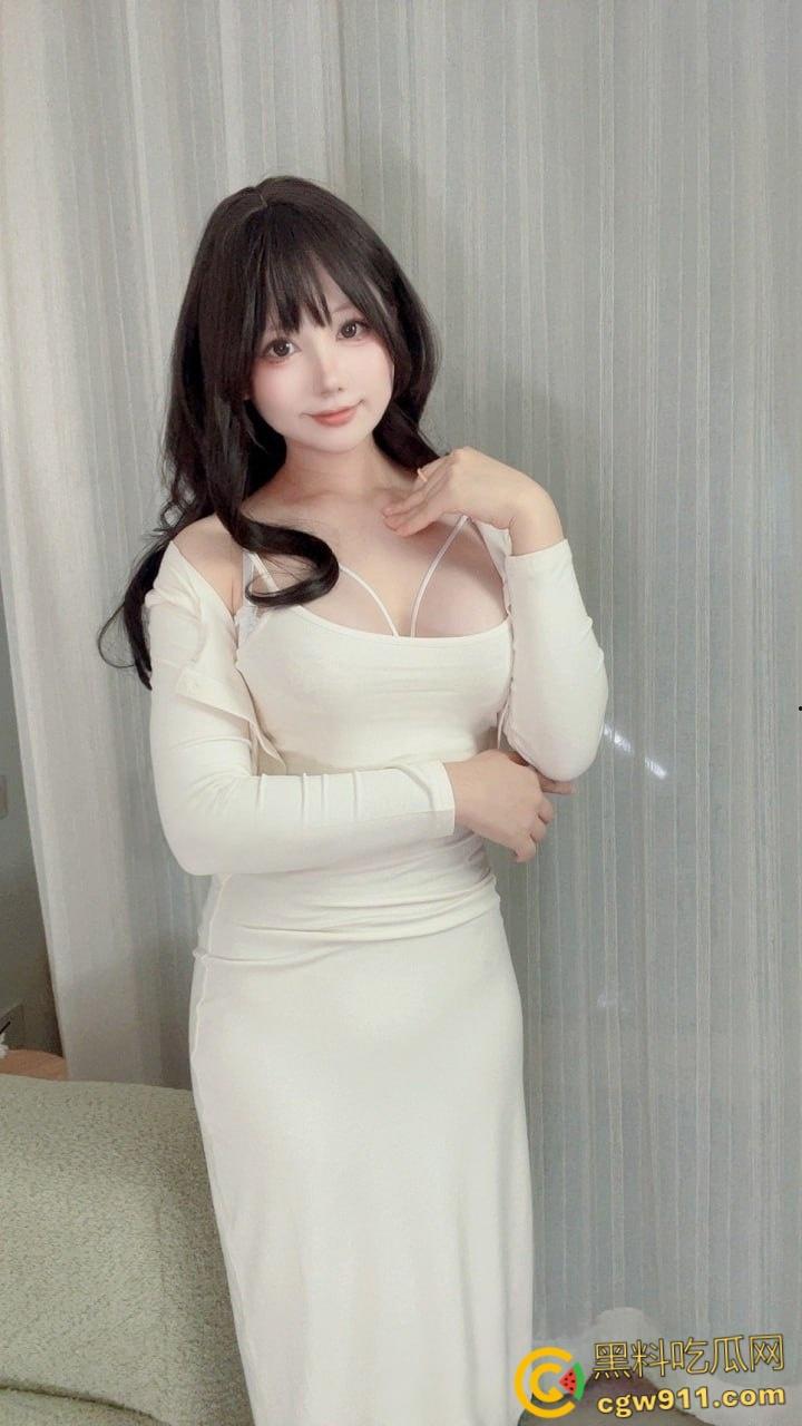 推特极品嫩妹【荒井喵喵】，甜美长相火辣身材，透明旗袍抖奶热舞， 吊带灰丝揉奶诱惑，这颜值和身材都够撸一发了！  第2张