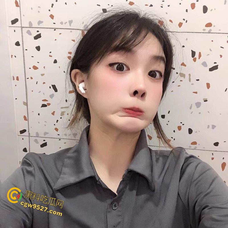 杭州清纯嫩妹【吴雨萌】，废物男友想上却硬不起来，细狗疲软只能脖子种草莓，好逼又被糟蹋了 !  第3张