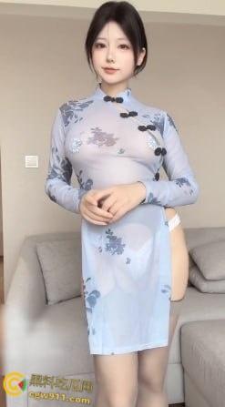 推特极品嫩妹【荒井喵喵】，甜美长相火辣身材，透明旗袍抖奶热舞， 吊带灰丝揉奶诱惑，这颜值和身材都够撸一发了！  第5张