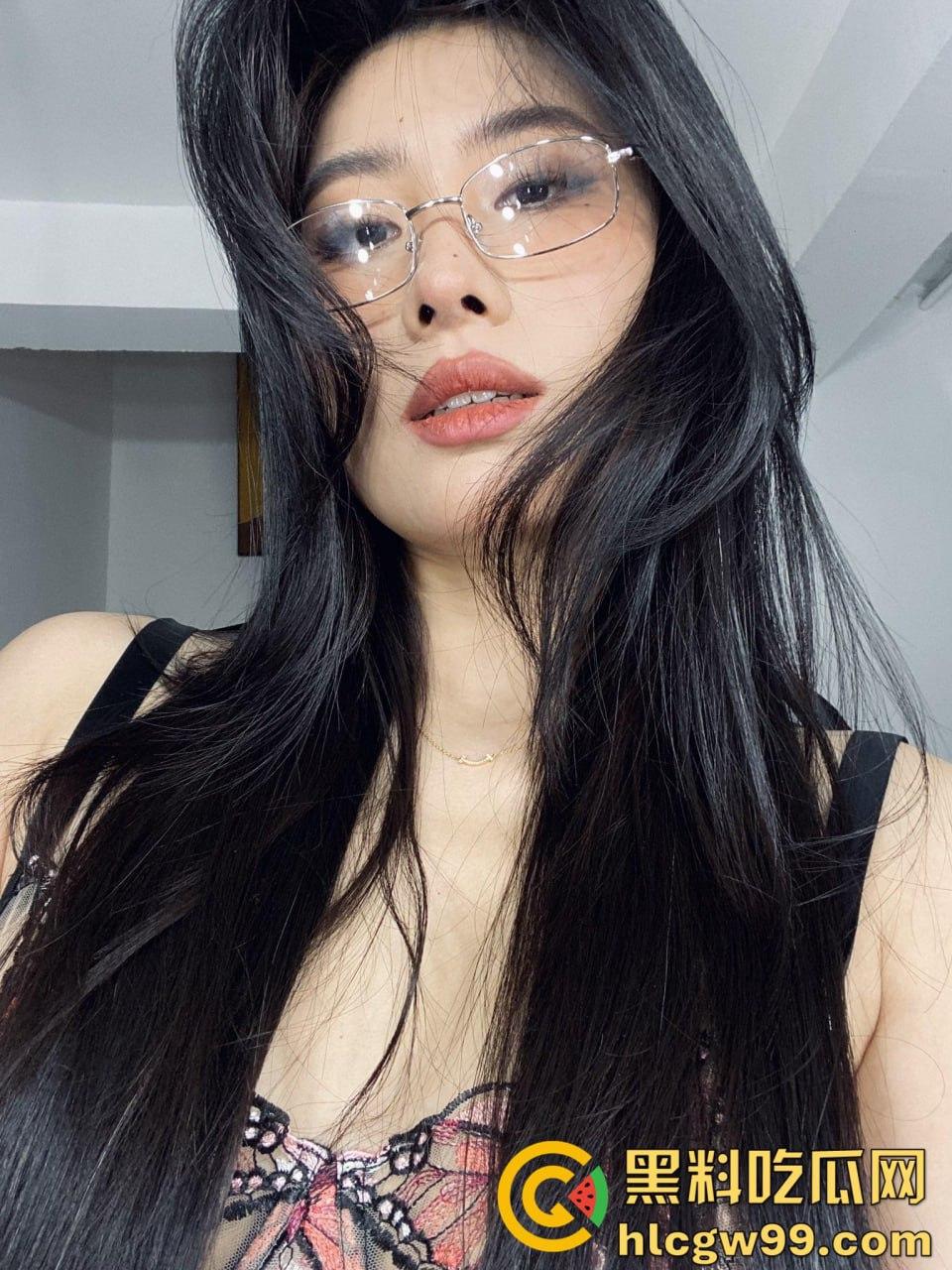 推特骚逼模特【Y小姐】御姐颜值细腰肥臀，套着狗链调教后入猛操蜜桃臀水声潺潺  第2张