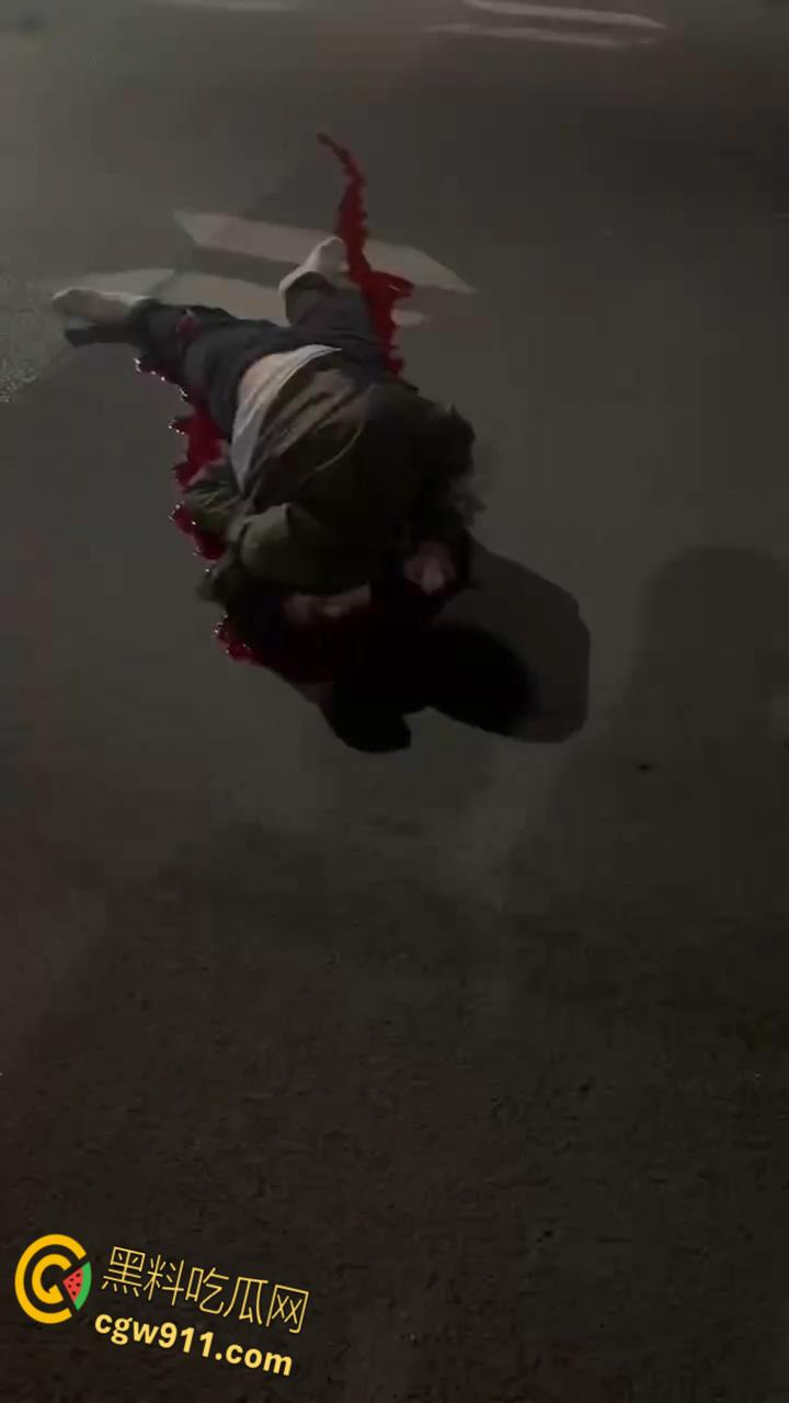 重庆江北机车张雪500，120码高速压弯失败，直接撞的到处乱飞，一个躺板板一个挂在杆子上，太惨了 。  第7张