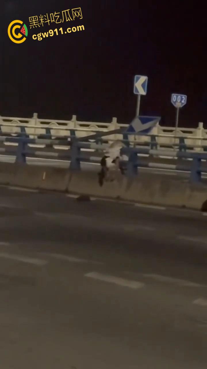 重庆江北机车张雪500，120码高速压弯失败，直接撞的到处乱飞，一个躺板板一个挂在杆子上，太惨了 。  第8张