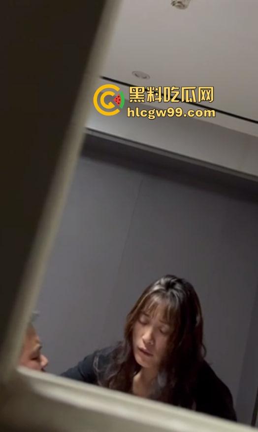 全程高能！小伙子坏得很嘞，大姨酒店激情四射，小伙扒墙偷拍还边看边点评，光听呻吟就快忍不住了！  第5张