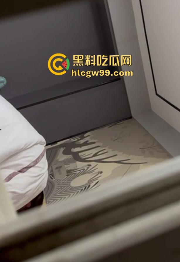 全程高能！小伙子坏得很嘞，大姨酒店激情四射，小伙扒墙偷拍还边看边点评，光听呻吟就快忍不住了！  第6张