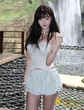 上海高颜值御姐【赵琳娜】，为旅行竟卖身援交，跟金主玩3P调教，黑丝美乳跪地口交，被各种姿势打桩爆操 ！  第3张