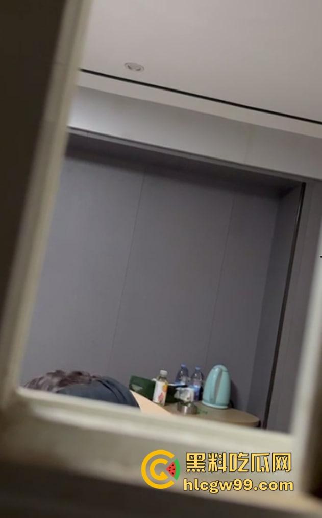 全程高能！小伙子坏得很嘞，大姨酒店激情四射，小伙扒墙偷拍还边看边点评，光听呻吟就快忍不住了！  第8张