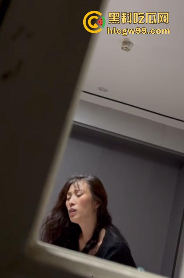 全程高能！小伙子坏得很嘞，大姨酒店激情四射，小伙扒墙偷拍还边看边点评，光听呻吟就快忍不住了！  第10张