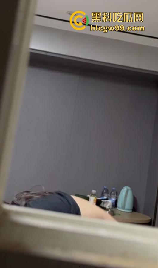 全程高能！小伙子坏得很嘞，大姨酒店激情四射，小伙扒墙偷拍还边看边点评，光听呻吟就快忍不住了！  第11张