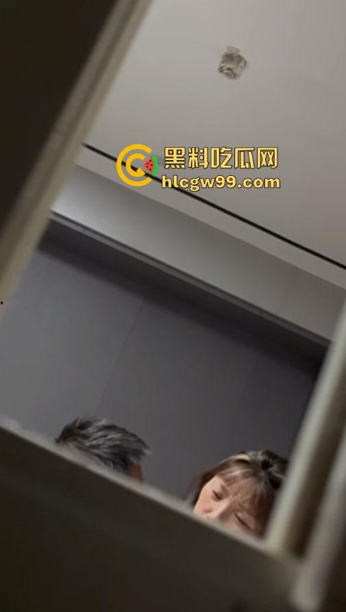 全程高能！小伙子坏得很嘞，大姨酒店激情四射，小伙扒墙偷拍还边看边点评，光听呻吟就快忍不住了！  第12张