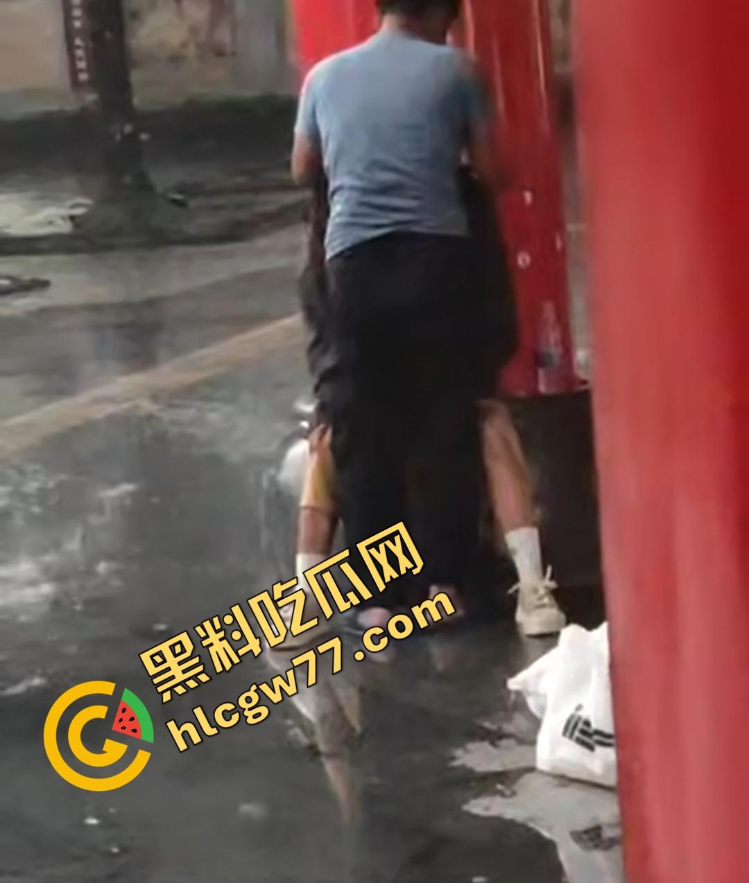 海南五指山三月三广场男女当众淫乱！男子掀裙狂舔嫩穴，一旁大爷得不到就报警抓色！  第1张