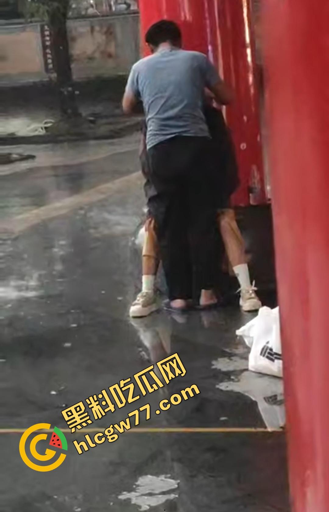 海南五指山三月三广场男女当众淫乱！男子掀裙狂舔嫩穴，一旁大爷得不到就报警抓色！  第2张