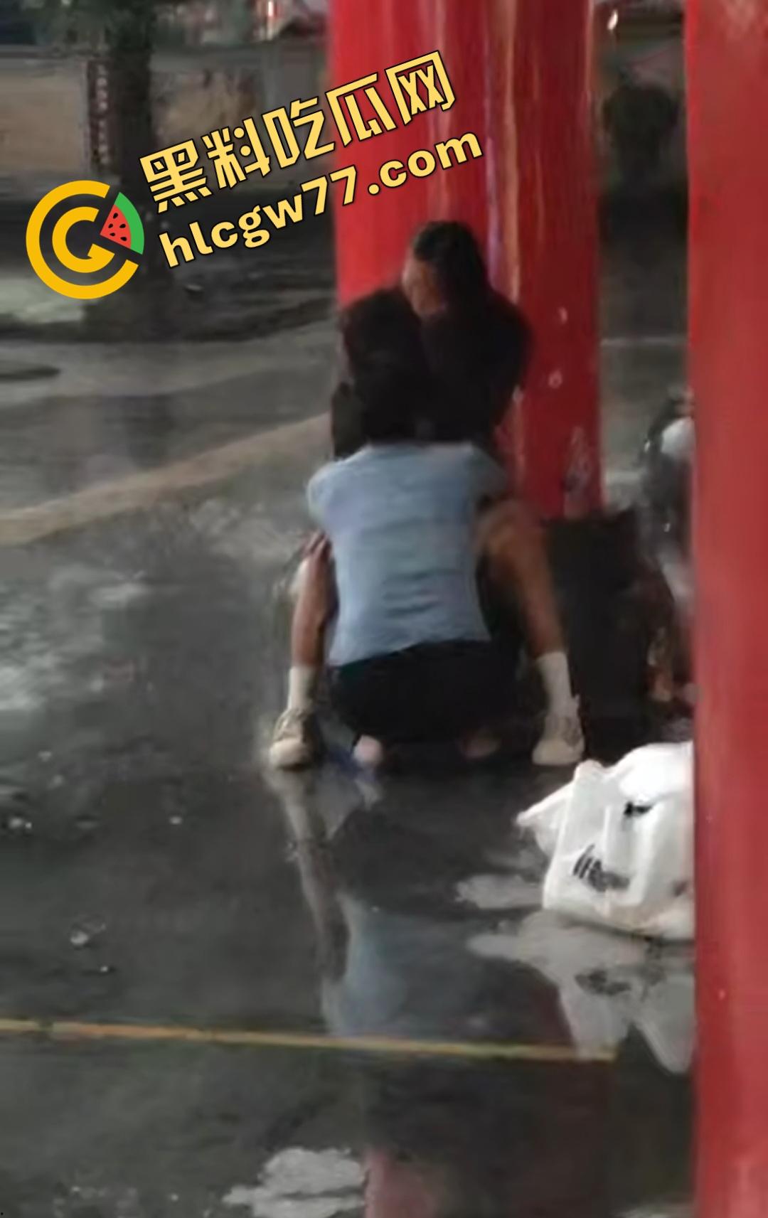 海南五指山三月三广场男女当众淫乱！男子掀裙狂舔嫩穴，一旁大爷得不到就报警抓色！  第3张