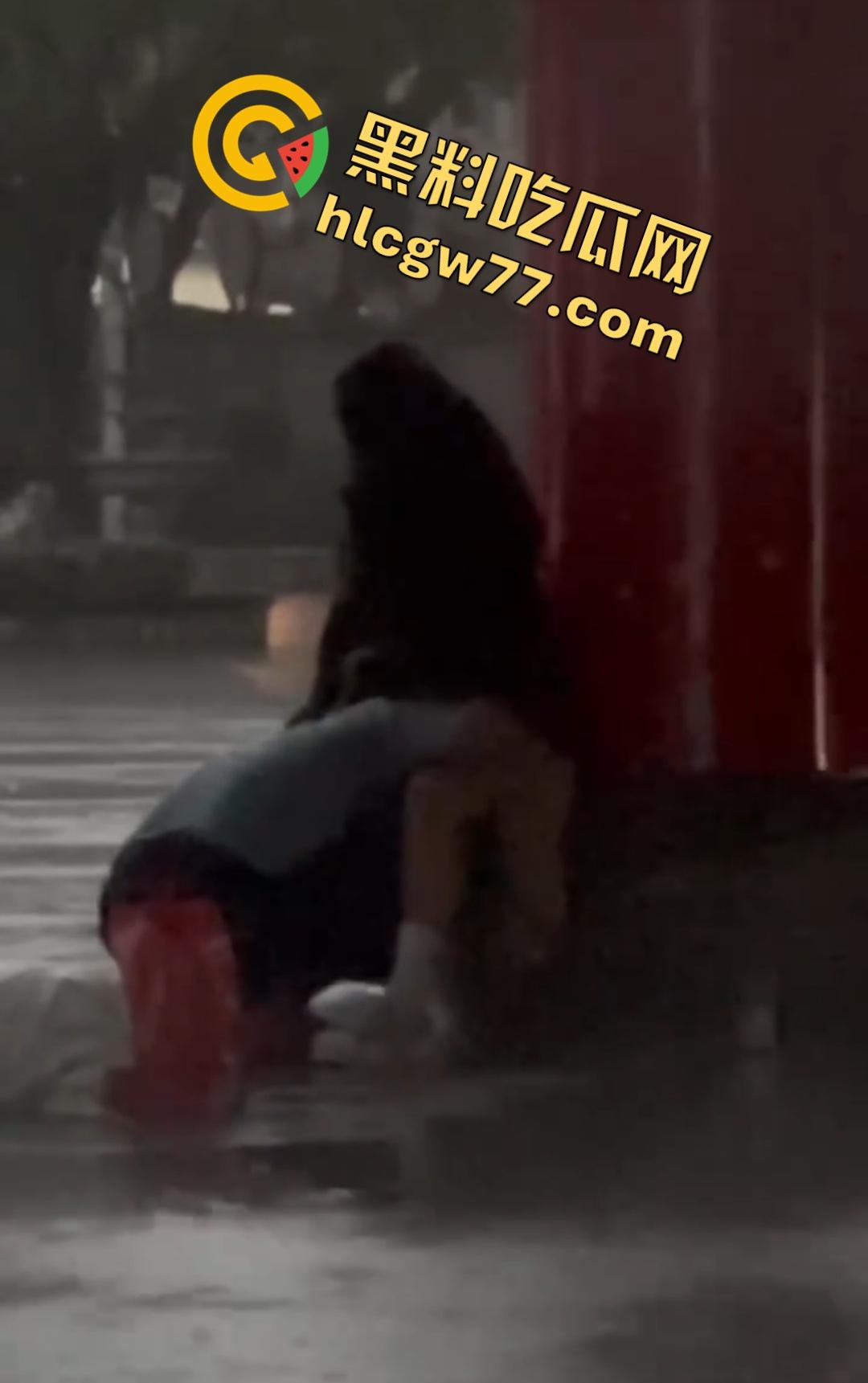 海南五指山三月三广场男女当众淫乱！男子掀裙狂舔嫩穴，一旁大爷得不到就报警抓色！  第4张