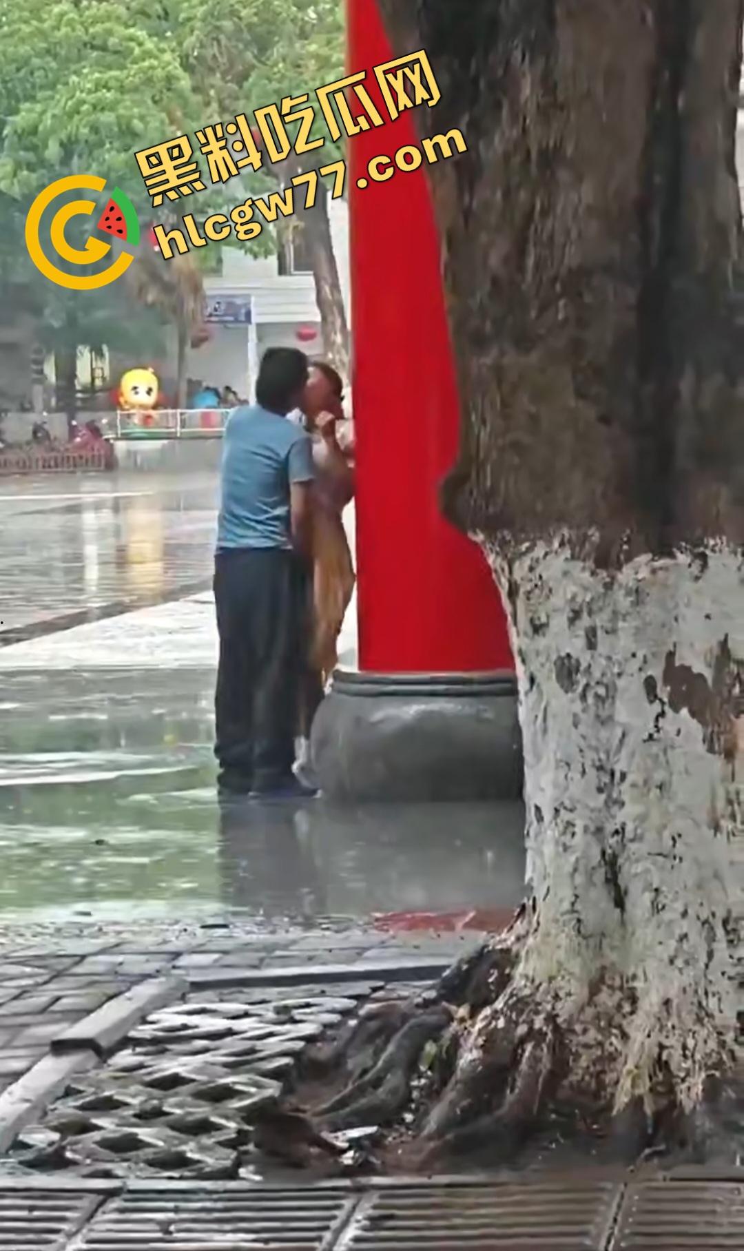 海南五指山三月三广场男女当众淫乱！男子掀裙狂舔嫩穴，一旁大爷得不到就报警抓色！  第5张