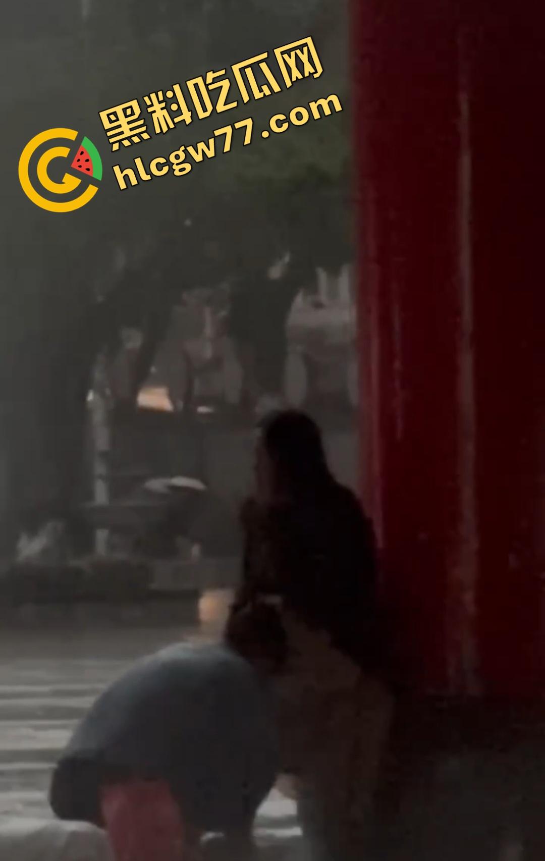 海南五指山三月三广场男女当众淫乱！男子掀裙狂舔嫩穴，一旁大爷得不到就报警抓色！  第6张