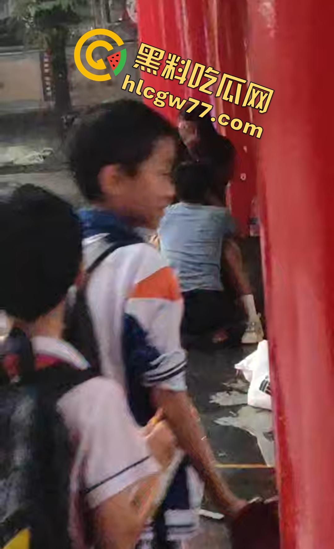 海南五指山三月三广场男女当众淫乱！男子掀裙狂舔嫩穴，一旁大爷得不到就报警抓色！  第7张