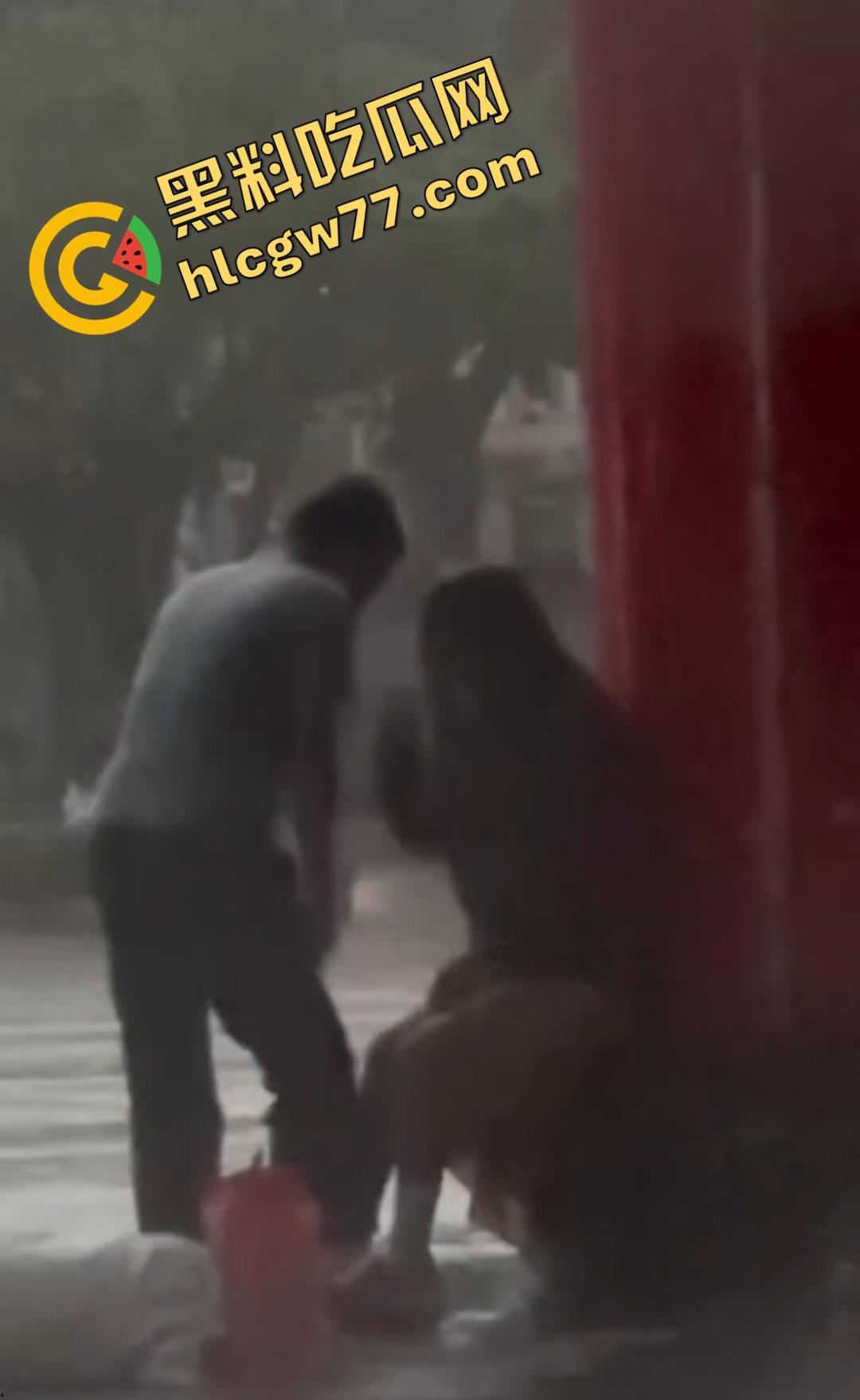 海南五指山三月三广场男女当众淫乱！男子掀裙狂舔嫩穴，一旁大爷得不到就报警抓色！  第8张