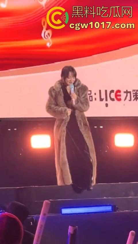 张韶涵演唱会粉丝大战，男粉大战小红书小仙女，疑似位置被抢而大打出手，偶像台上唱的火热，台下也打得火热！  第2张
