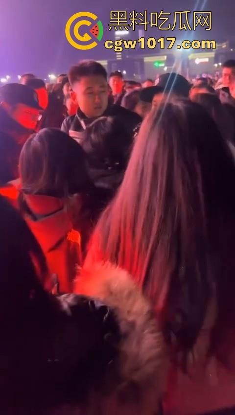 张韶涵演唱会粉丝大战，男粉大战小红书小仙女，疑似位置被抢而大打出手，偶像台上唱的火热，台下也打得火热！  第7张