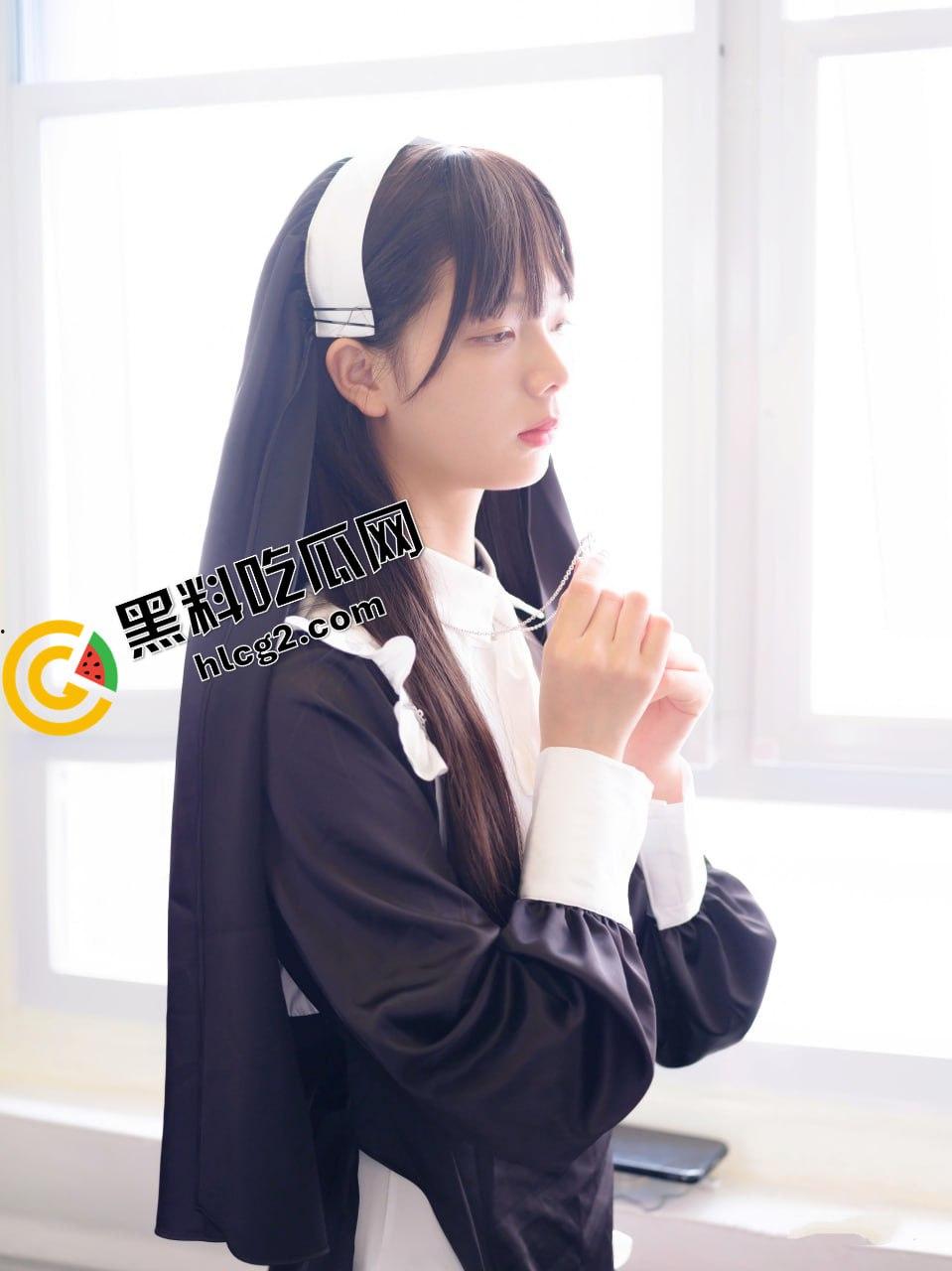 顶级网红罕见私拍 微博纯天然治愈系清纯美女 赤西夜夜 万元定制 露脸露点上演修女的诱惑  第1张