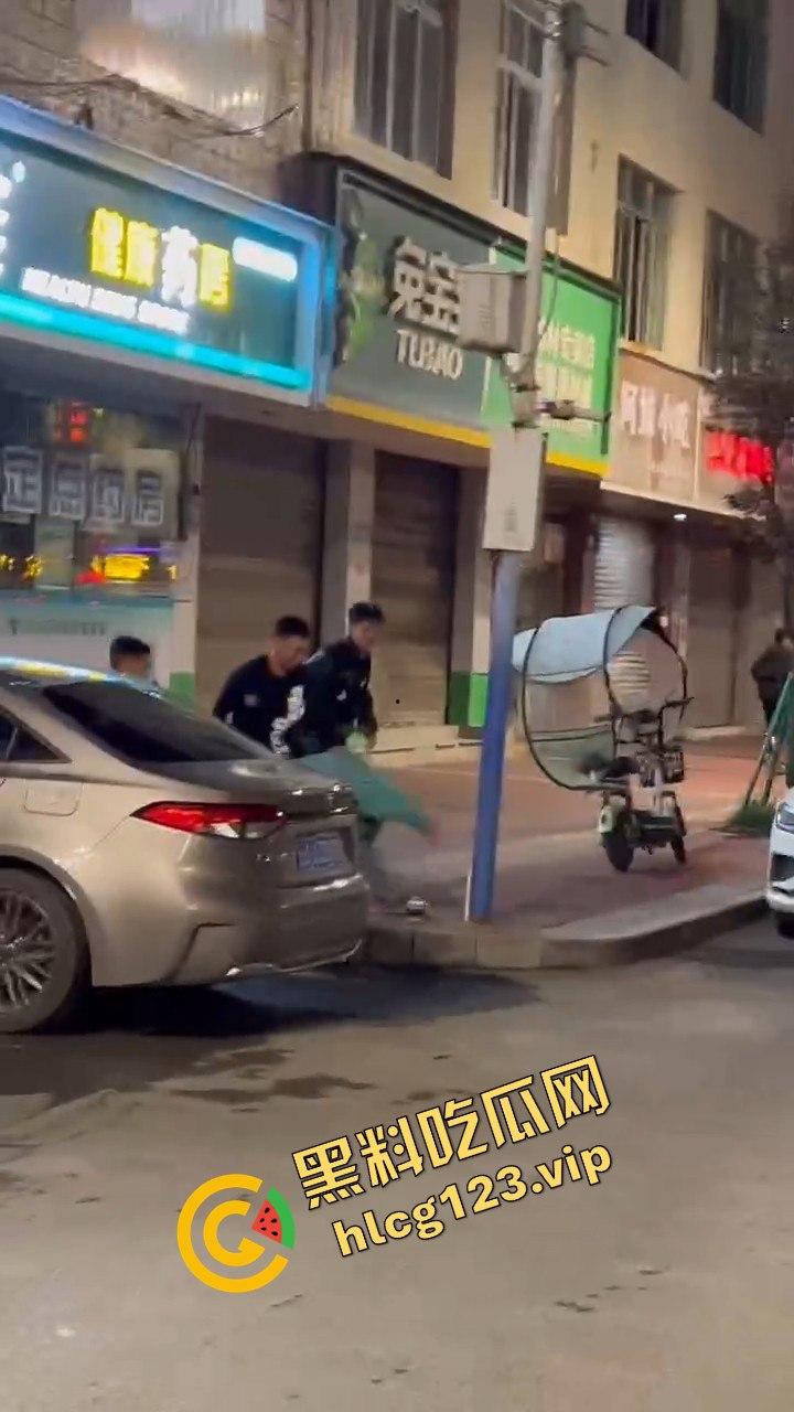 云南精神小伙社会人砍人现场，这真是现实版古惑仔！放个打歌舞他们能咋办？  第1张