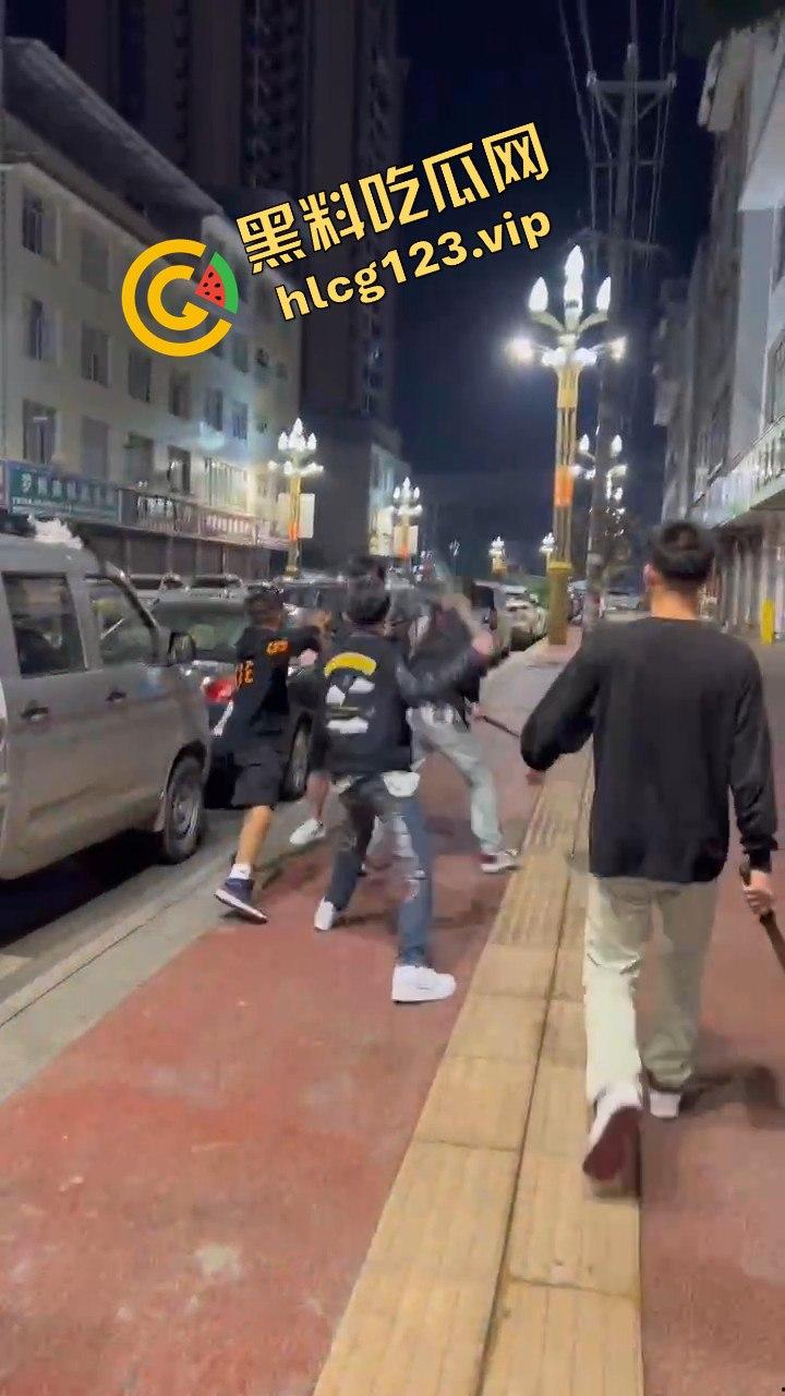 云南精神小伙社会人砍人现场，这真是现实版古惑仔！放个打歌舞他们能咋办？  第2张