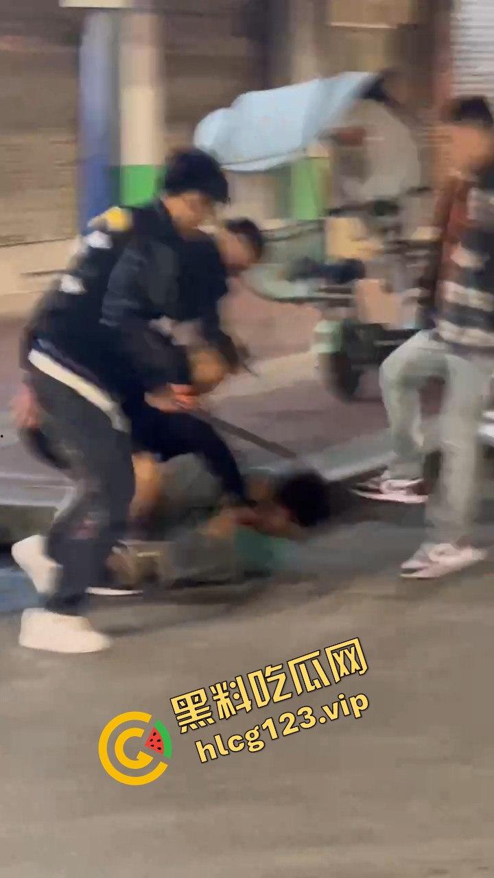 云南精神小伙社会人砍人现场，这真是现实版古惑仔！放个打歌舞他们能咋办？  第3张