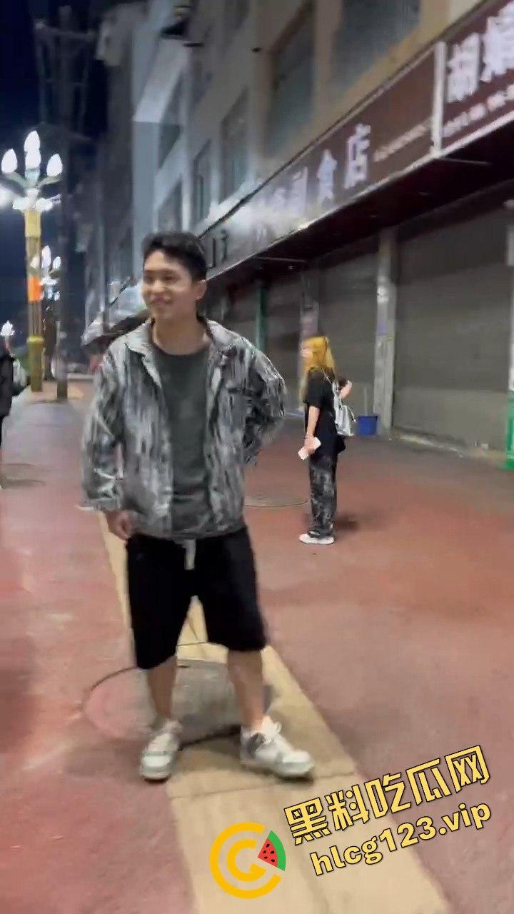 云南精神小伙社会人砍人现场，这真是现实版古惑仔！放个打歌舞他们能咋办？  第4张