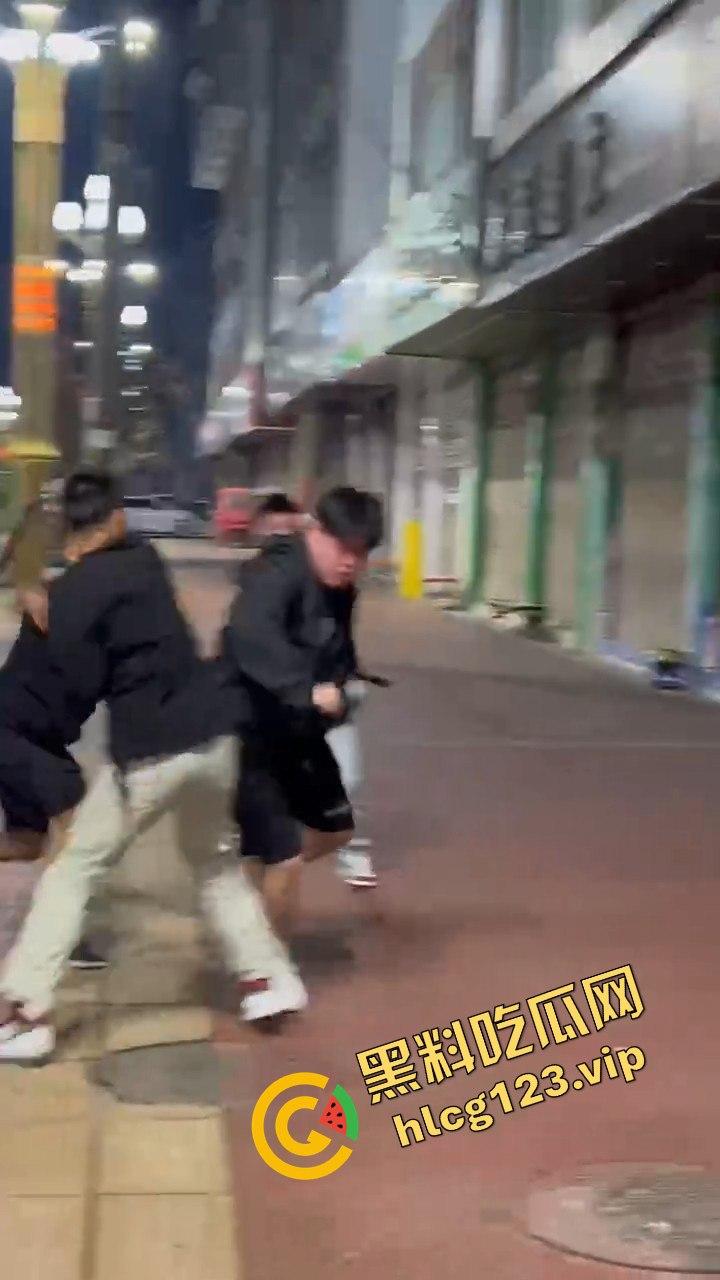 云南精神小伙社会人砍人现场，这真是现实版古惑仔！放个打歌舞他们能咋办？  第5张