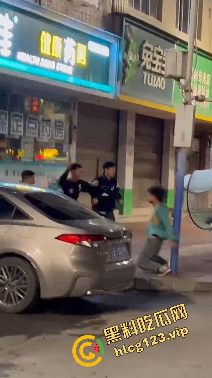 云南精神小伙社会人砍人现场，这真是现实版古惑仔！放个打歌舞他们能咋办？  第6张