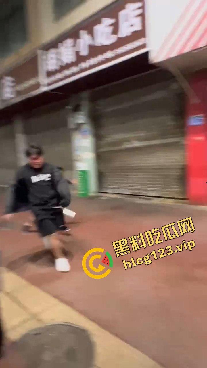 云南精神小伙社会人砍人现场，这真是现实版古惑仔！放个打歌舞他们能咋办？  第7张